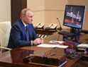 Le président russe Vladimir Poutine assiste à une cérémonie de lever du drapeau sur le ferry maréchal Rokossovsky via une liaison vidéo à la résidence d'État de Novo-Ogaryovo à l'extérieur de Moscou le 4 mars 2022.  