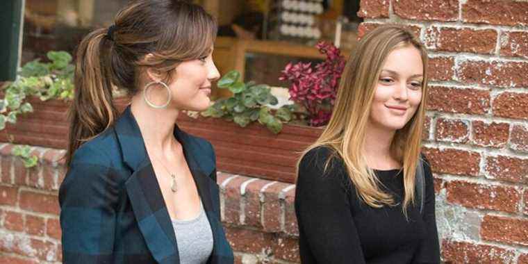 Minka Kelly as Sara and Leighten Meester as Rebecca in The Roommate