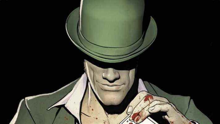 Le Riddler incline la tête et choisit une carte à jouer dans une représentation de DC Comics.