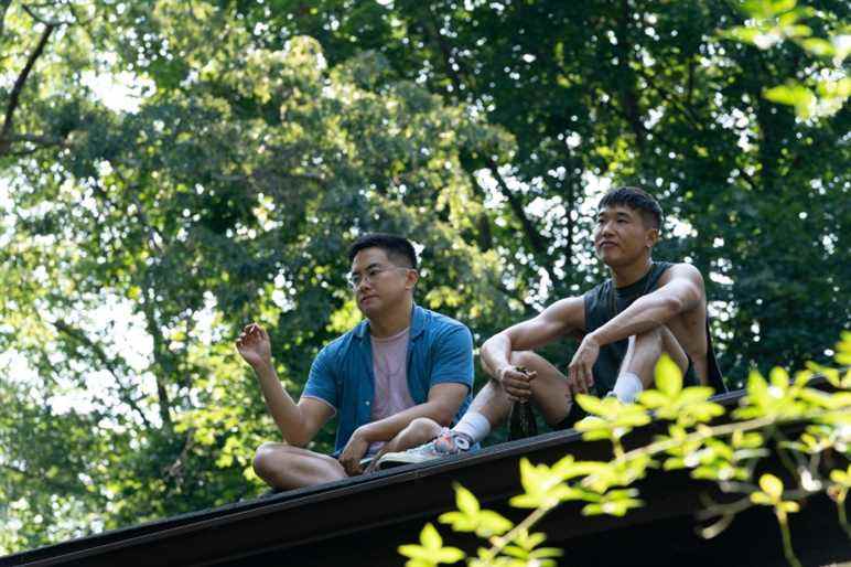 Bowen Yang et Joel Kim Booster dans le film FIRE ISLAND.  Photo de Jeong Park.  Avec l'aimable autorisation de Searchlight Pictures.  © 2022 Studios du 20ème siècle Tous droits réservés