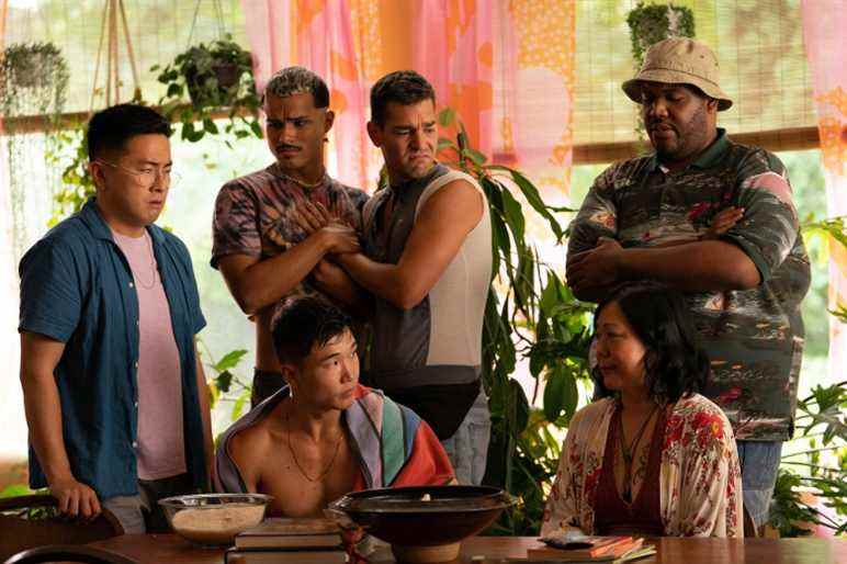 Bowen Yang, Tomas Matos, Matt Rogers, Torian Miller, Joel Kim Booster et Margaret Cho dans le film FIRE ISLAND.  Photo de Jeong Park.  Avec l'aimable autorisation de Searchlight Pictures.  © 2022 Studios du 20ème siècle Tous droits réservés