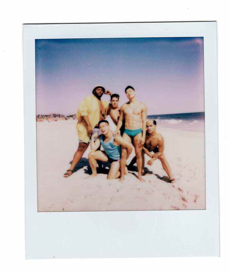 Bowen Yang, Tomas Matos, Matt Rogers, Torian Miller et Joel Kim Booster dans le film FIRE ISLAND.  Photo de Jeong Park.  Avec l'aimable autorisation de Searchlight Pictures.  © 2022 Studios du 20ème siècle Tous droits réservés