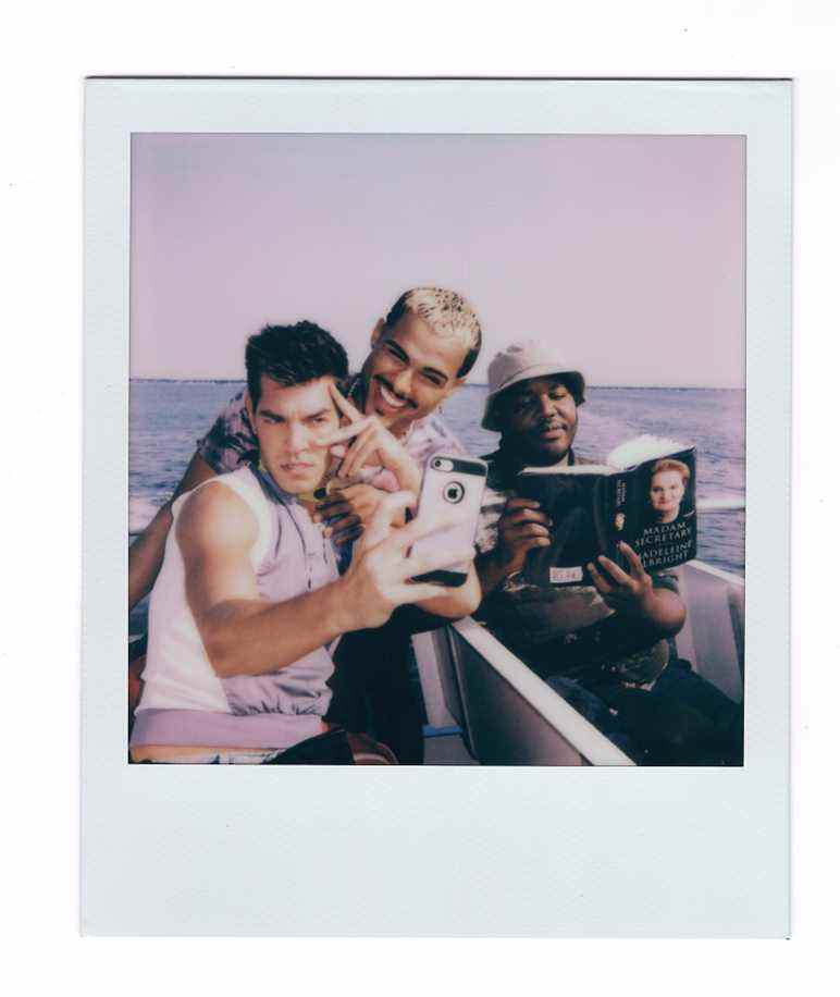 Tomas Matos, Matt Rogers et Torian Miller dans le film FIRE ISLAND.  Photo de Jeong Park.  Avec l'aimable autorisation de Searchlight Pictures.  © 2022 Studios du 20ème siècle Tous droits réservés