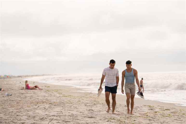 Conrad Ricamora et Joel Kim Booster dans le film FIRE ISLAND.  Photo de Jeong Park.  Avec l'aimable autorisation de Searchlight Pictures.  © 2022 Studios du 20ème siècle Tous droits réservés