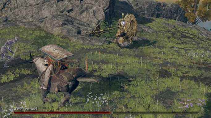 Le joueur d'Elden Ring, monté sur son cheval Torrent, sprinte devant le boss Tree Sentinel.