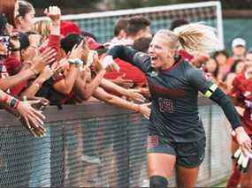 Katie Meyers est photographiée sur une photo partagée sur le compte Twitter de Stanford Women's Basketball.