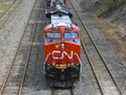 Une locomotive des Chemins de fer nationaux du Canada tire un train à Montréal.