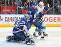 Le gardien des Maple Leafs Jack Campbell effectue un arrêt contre les Canucks de Vancouver samedi soir au Scotiabank Arena.  Campbell a accordé cinq buts sur 28 tirs dans une défaite de 6-4 à Toronto.