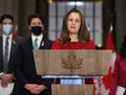 Chrystia Freeland, vice-première ministre et ministre des Finances du Canada, parle de la situation en Ukraine sur la colline du Parlement à Ottawa.