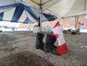 Une paire de bottes et un drapeau canadien laissés pour le nettoyage après le départ des manifestants d'Ottawa.  REUTERS/Lars Hagberg 