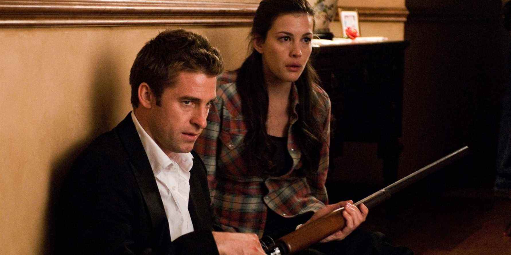 James (Scott Speedman) et Kristen (Liv Tyler) accroupis dans The Strangers