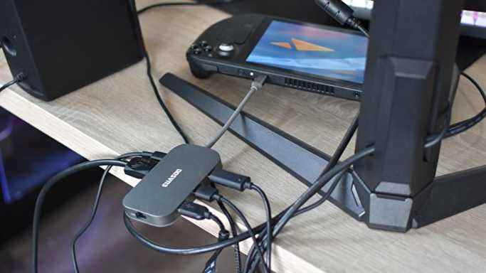 Un concentrateur USB-C connectant divers périphériques et un moniteur de bureau au Steam Deck.