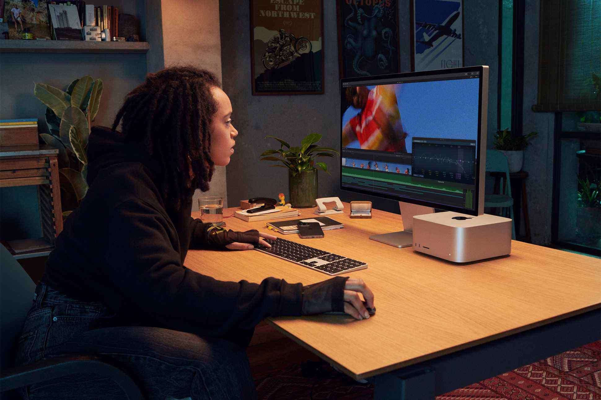 Un éditeur vidéo utilisant un Mac Studio et Studio Display.