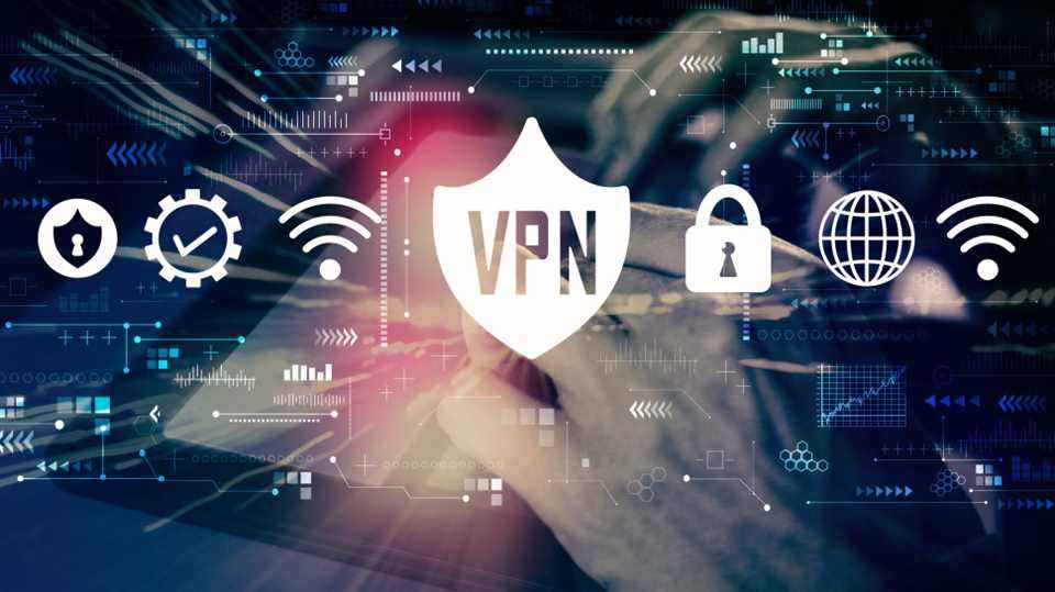 VPN et autres icônes Internet superposées sur une photo d'une main utilisant une tablette