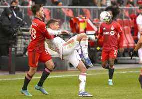 Le défenseur du Toronto FC Luca Petrasso (à gauche), qui a fait de splendides débuts en MLS samedi, affronte l'attaquant des Red Bulls de New York Patryk Klimala en seconde période au BMO Field.  (Dan Hamilton-USA TODAY Sports)