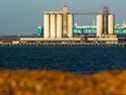 Un transporteur de voitures est amarré derrière des silos au terminal céréalier de Southampton au port de Southampton à Southampton, Royaume-Uni