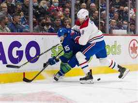 Le défenseur des Canadiens de Montréal Ben Chiarot (8) vérifie l'attaquant des Canucks de Vancouver Matthew Highmore (15) en première période au Rogers Arena.