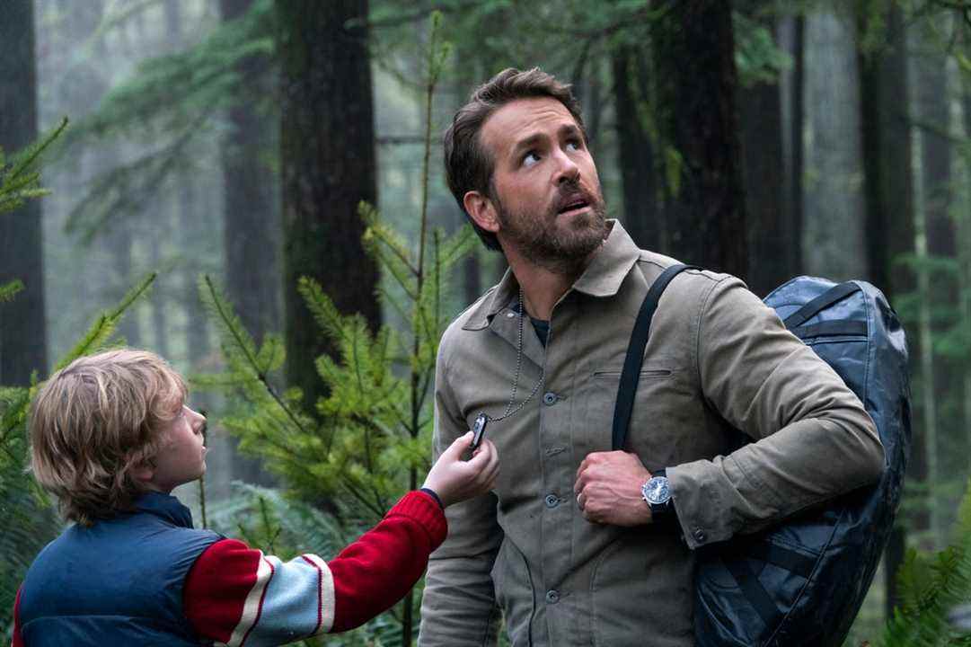 Walker Scobell et Ryan Reynolds se parlent dans The Adam Project.