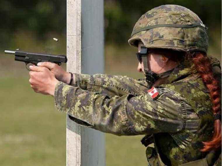 Livraison de nouveaux pistolets pour remplacer les armes de poing de l’Armée canadienne datant de la Seconde Guerre mondiale retardée jusqu’en 2023