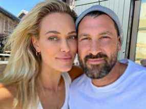 La star de DWTS Maksim Chmerkovskiy et sa femme Petra Murgatroyd sur une photo publiée sur son Instagram en septembre 2021 avec une placeline Malibu.