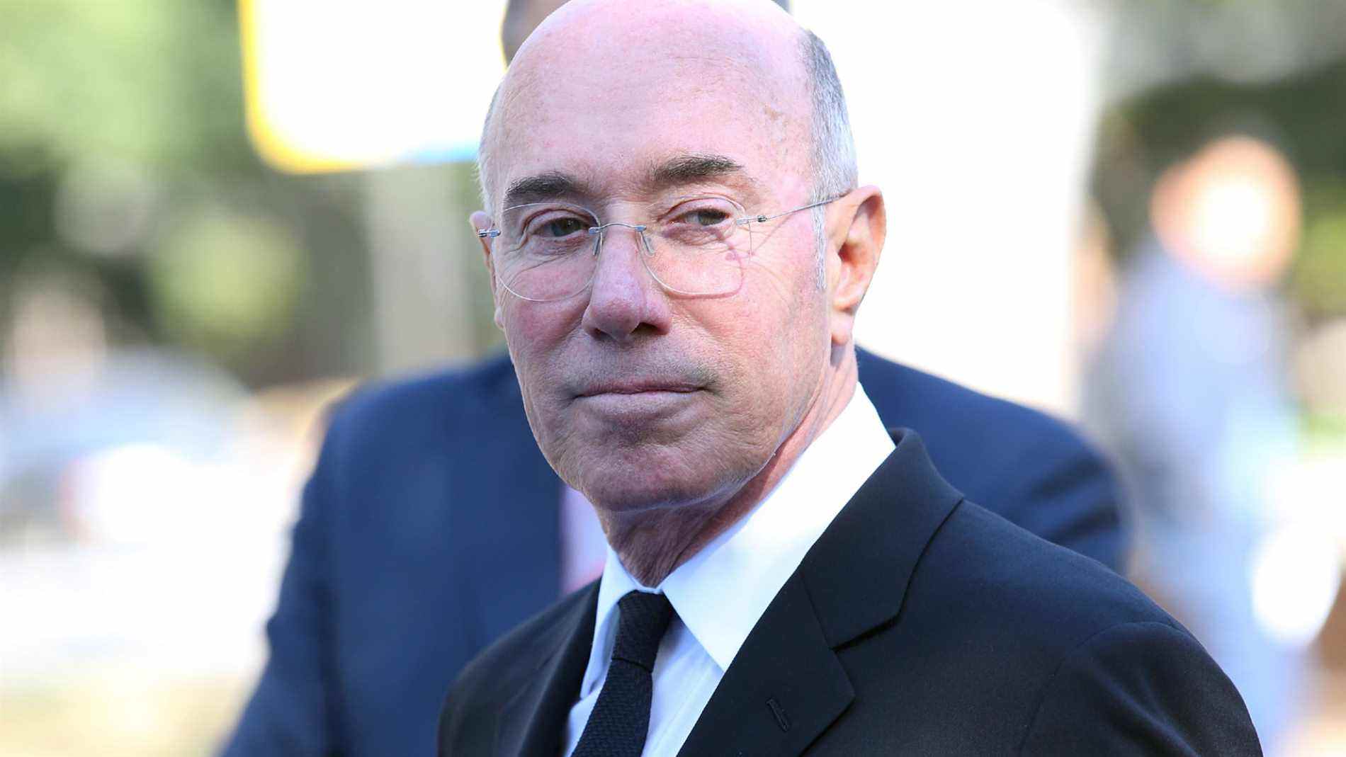 David Geffen regarde hors caméra à l'extérieur de l'UCLA.