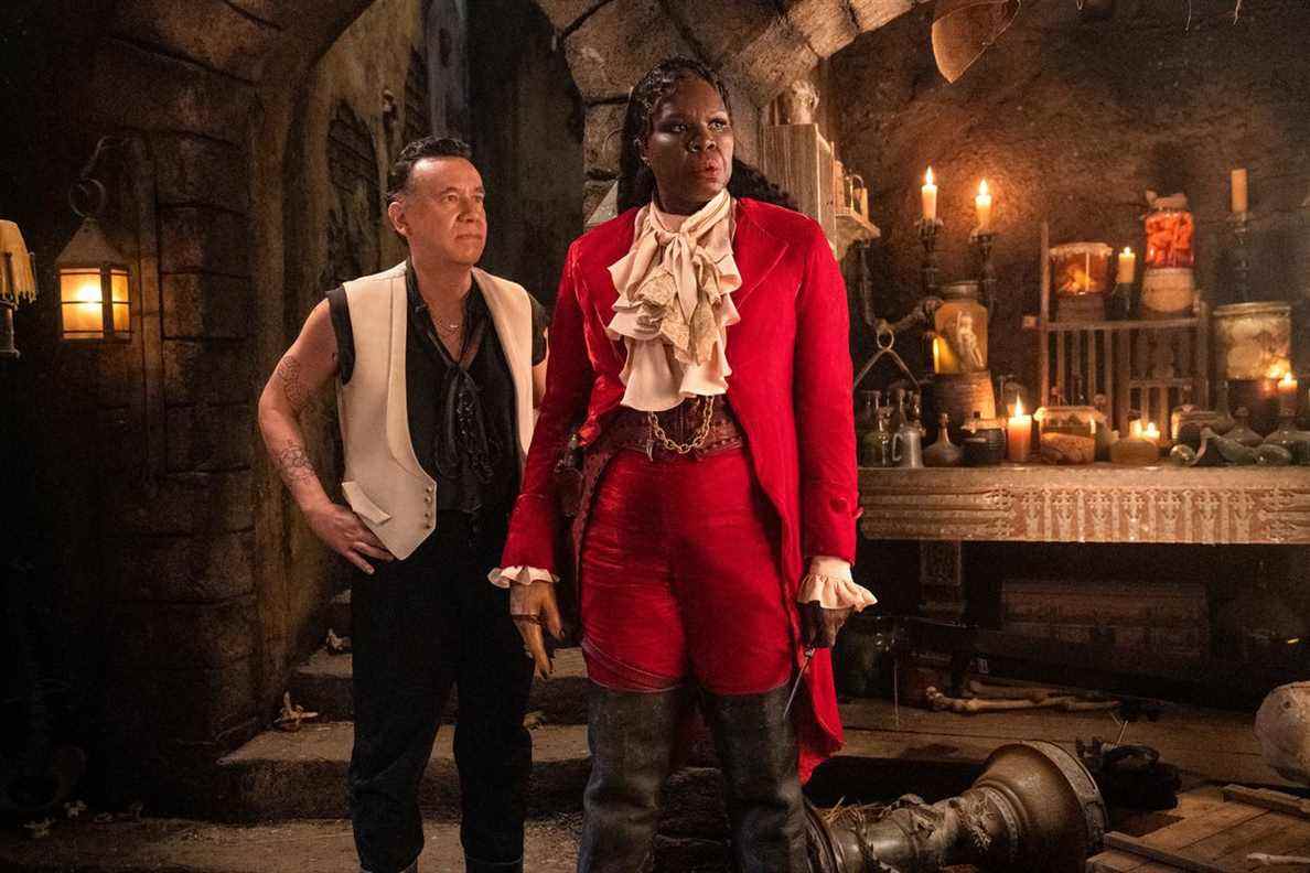 Leslie Jones et Fred Armisen dans Notre drapeau signifie la mort