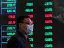 Un homme à l'intérieur du bâtiment de la Bourse de Shanghai dans le quartier financier de Pudong à Shanghai, en Chine.