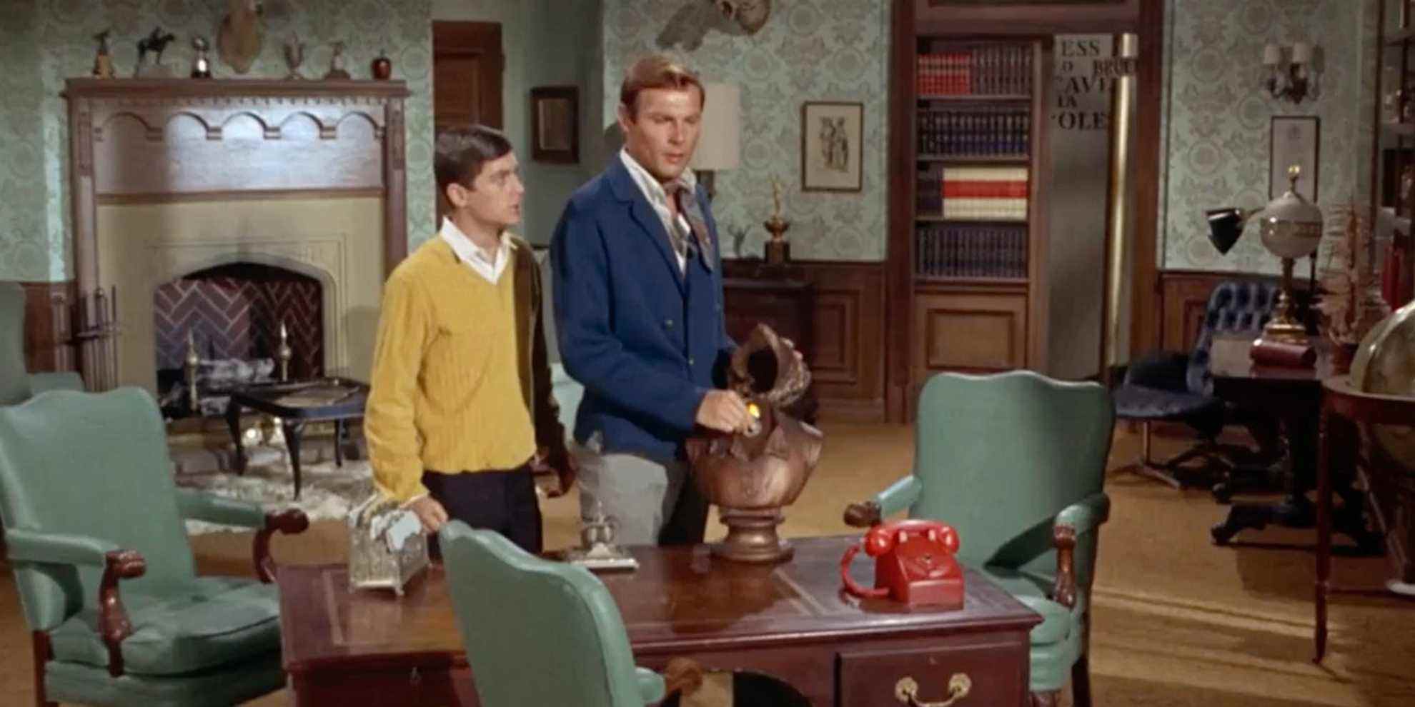 Bruce Wayne et Dick Grayson utilisant l'interrupteur de statue dans Batman 66