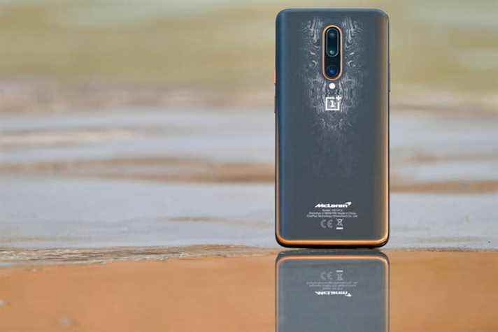 Le OnePlus 7T Pro McLaren Edition sur une plage.