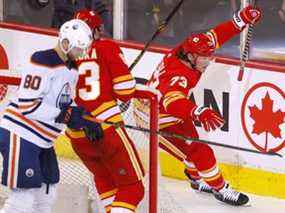 L'attaquant des Flames de Calgary Tyler Toffoli (à droite) célèbre après avoir marqué son deuxième but du match contre les Oilers d'Edmonton au Scotiabank Saddledome de Calgary le lundi 7 mars 2022.