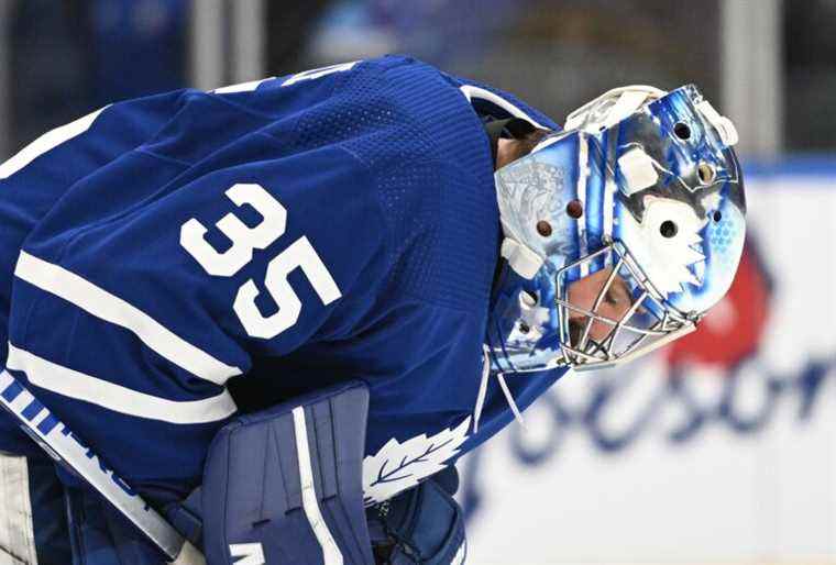 Mrazek reçoit un appel devant le filet pour le match extérieur des Leafs