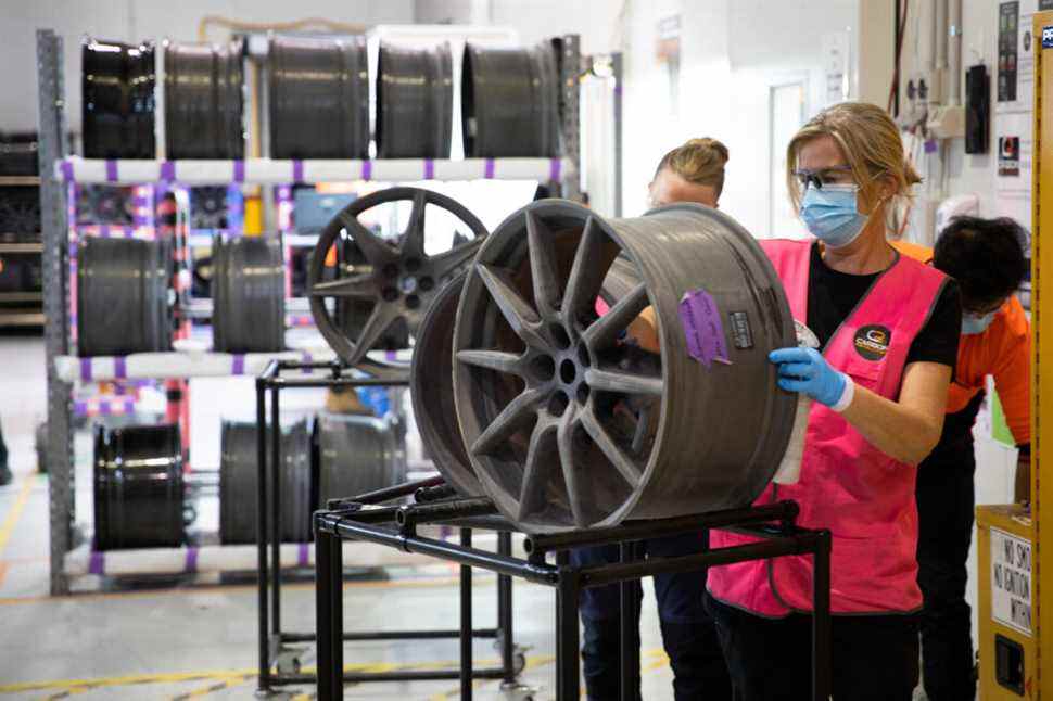 Une roue non finie est inspectée pendant la fabrication.