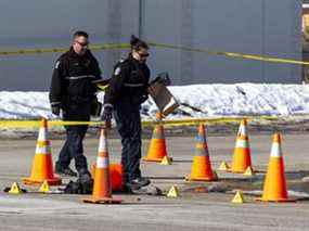 La police enquête sur une fusillade de masse près de la 118e avenue et de la 125e rue le samedi 12 mars 2022, qui a fait un mort et six autres à l'hôpital.