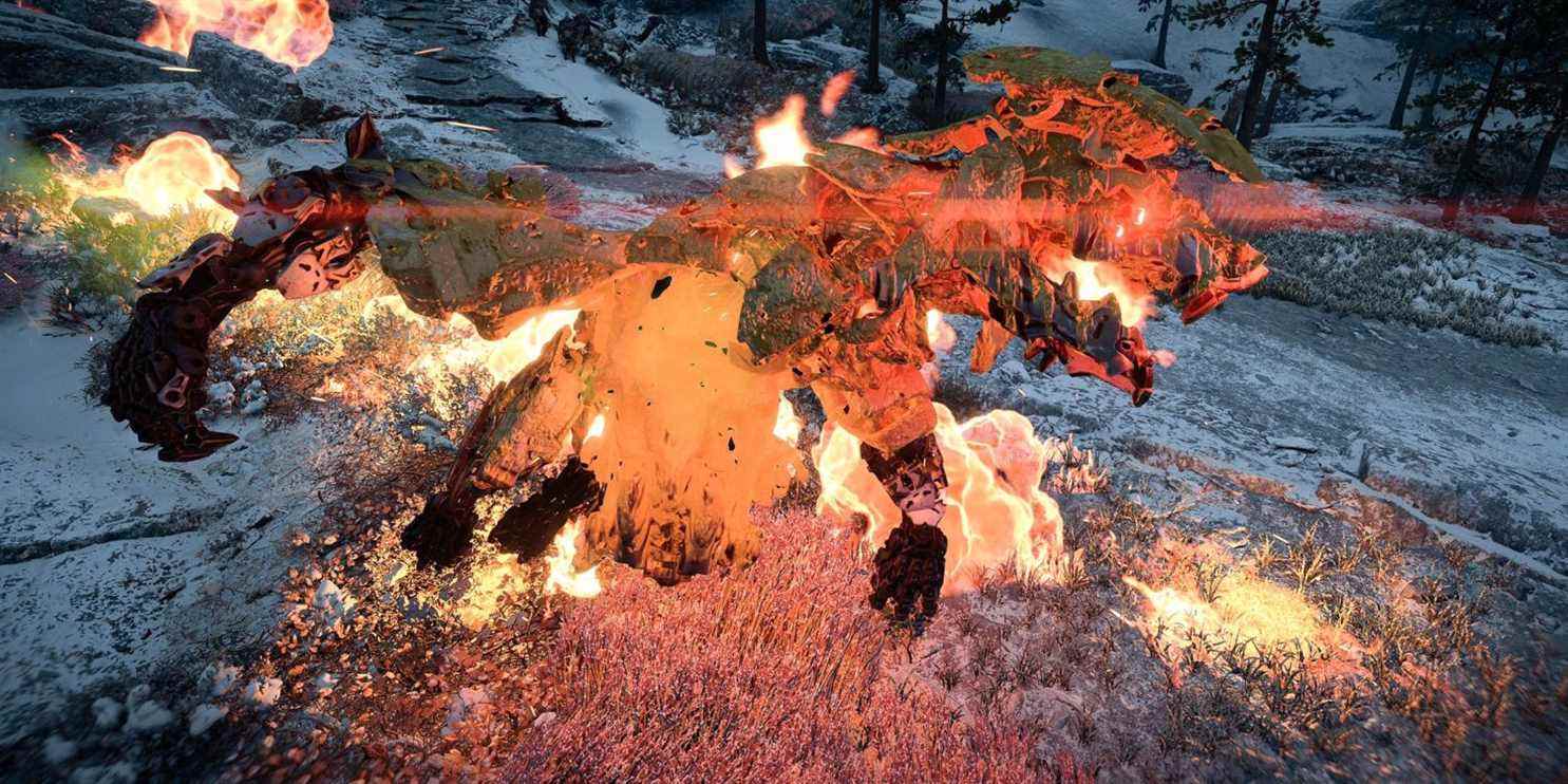 Une grande machine ressemblant à un loup recouverte de feu avec des yeux rouges brillants se précipite sur quelque chose hors de l'écran