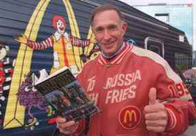 George Cohon a fait la promotion de son livre To Russia With Fries en 2005. L'avant-propos a été écrit par Mikhaïl Gorbatchev, le dernier dirigeant de l'Union soviétique.