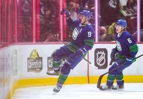 JT Miller (9) et Brock Boeser (6) des Canucks de Vancouver célèbrent le but de Miller contre les Canadiens de Montréal le mercredi 9 mars 2022.