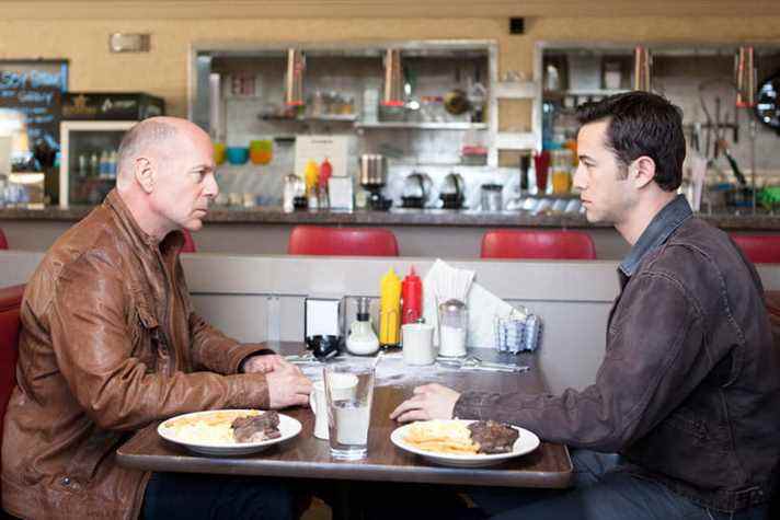 Bruce Willis et Joseph Gordon-Levitt s'affrontent dans un restaurant à Looper.