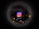 Cette photo d'archive prise le 5 octobre 2021 montre le logo Instagram du réseau social américain sur un écran de smartphone.
