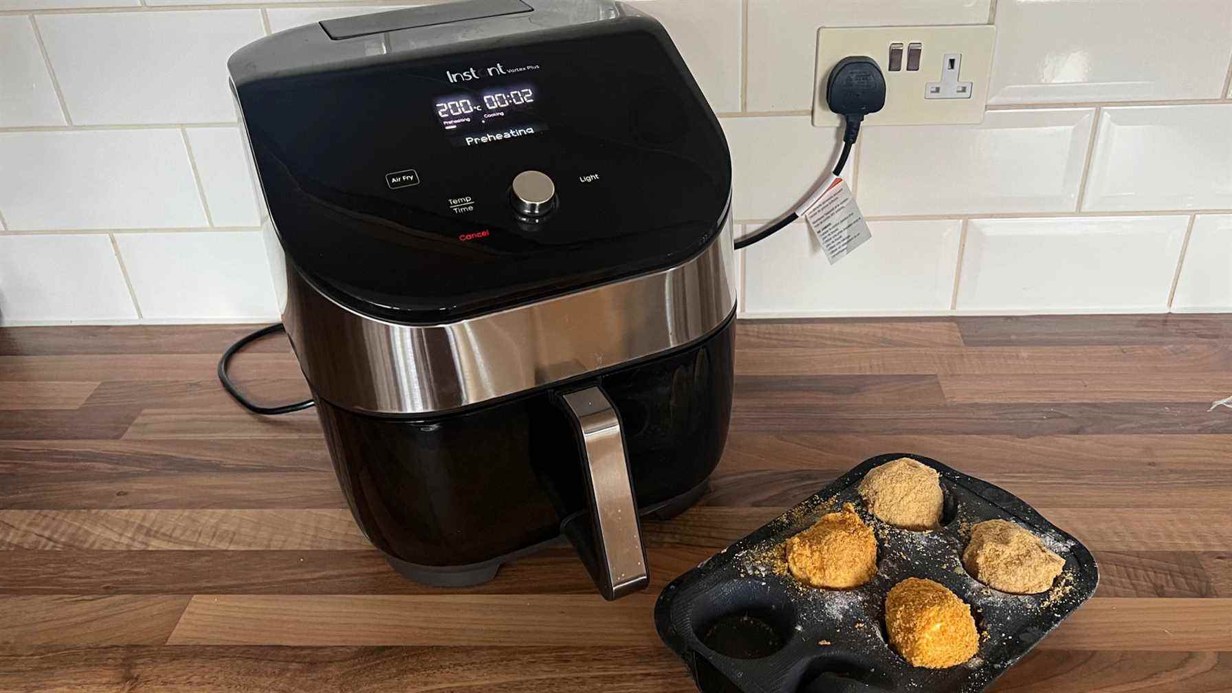 Boules de crème glacée enrobées de cornflakes et de biscuits digestifs prêtes à être frites à l'air