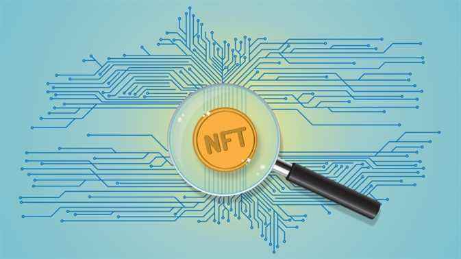 Jeton doré non fongible sous une loupe avec circuit de réseau informatique.