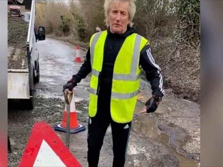 Rod Stewart répare des nids-de-poule près de chez lui en Angleterre : « Ma Ferrari ne peut pas passer »