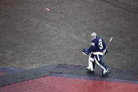 Le gardien des Maple Leafs Petr Mrazek se rend au vestiaire après la première période contre les Sabres de Buffalo lors de la Classique Héritage au Tim Hortons Field le 13 mars 2022 à Hamilton.  VAUGHN RIDLEY/GETTY IMAGES