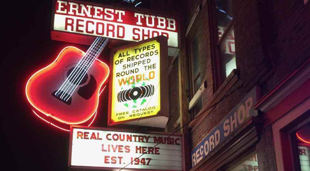 Le magasin de disques d'Ernest Tubb, la radio historique de Nashville et le site de vente au détail, fermeront après 75 ans
	
	
