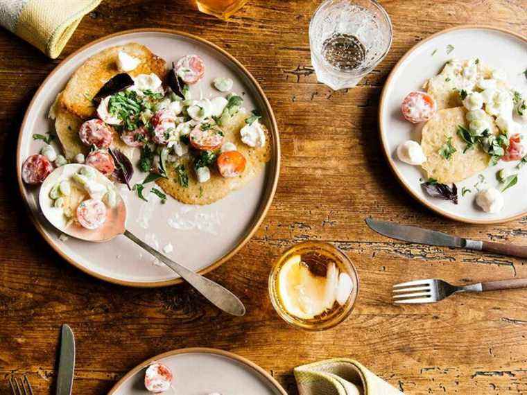 Cuisinez ceci : Hoecakes avec de la mozzarella fraîche, des tomates et des graines de soja de Grist