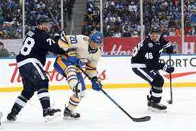 TJ Brodie des Maple Leafs s'emmêle avec Cody Eakin des Sabres de Buffalo au cours de la deuxième période à Hamilton.  CLAUS ANDERSEN/GETTY IMAGES