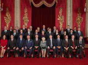 Les dirigeants des pays de l'alliance de l'OTAN et son secrétaire général se joignent à la reine Elizabeth II et au prince de Galles pour une photo de groupe en 2019 pour marquer les 70 ans de l'alliance.  Rangée arrière, de gauche à droite : Xavier Bettel, Premier ministre du Luxembourg ;  Egils Levits, président de la Lettonie ;  Gitanas Nauseda, président de Lituanie ;  Dusko Markovic, Premier ministre du Monténégro ;  Erna Solberg, Premier ministre de Norvège ;  Mark Rutte, Premier ministre des Pays-Bas ;  Zuzana Caputova, présidente de la Slovaquie ;  Andrzej Duda, président de la Pologne ;  Antonio Costa, Premier ministre du Portugal ;  Klaus Iohannis, président de la Roumanie ;  Marjan Sarec, Premier ministre de Slovénie.  Rangée du milieu à partir de la gauche : Edi Rama, Premier ministre de l'Albanie ;  Zoran Zaev, Premier ministre de la Macédoine du Nord ;  Mette Frederiksen, Premier ministre du Danemark ;  Juri Ratas, Premier ministre d'Estonie ;  Emmanuel Macron, président de la France ;  Angela Merkel, présidente de l'Allemagne ;  Kyriakos Mitsotakis, Premier ministre de Grèce ;  Viktor Orban, Premier ministre hongrois ;  Katrin Jakobsdottir, Premier ministre de l'Islande ;  Giuseppe Conte, Premier ministre italien ;  Andrej Plenkovic, Premier ministre de Croatie.  Assis de gauche à droite : Sophie Wilmas, Premier Ministre de Belgique ;  Rumen Radev, président de la Bulgarie ;  Donald Trump, président des États-Unis ;  Le Prince de Galles ;  Jens Stoltenberg, secrétaire général de l'OTAN ;  Reine Elizabeth II;  Boris Johnson, Premier ministre du Royaume-Uni ;  Justin Trudeau, premier ministre du Canada ;  Pedro Sanchez, Premier ministre par intérim de l'Espagne ;  Recep Tayyip Erdogan, président de la Turquie ;  Milos Zeman, président de la République tchèque