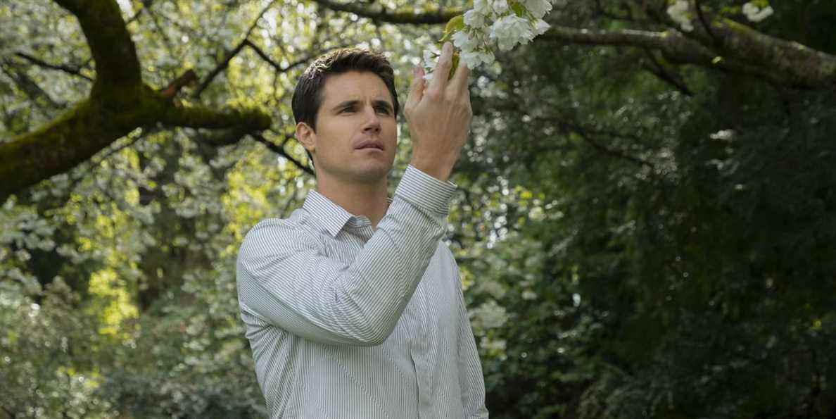 Robbie Amell de Upload défend la durée d'exécution plus courte de la saison 2

