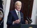 Le président américain Joe Biden s'exprime dans la salle Roosevelt de la Maison Blanche à Washington, DC, États-Unis, le mardi 8 mars 2022. Biden a déclaré que les États-Unis interdiraient les importations de combustibles fossiles russes, y compris le pétrole, une escalade majeure des efforts occidentaux pour entraver l'économie de la Russie qui pèsera davantage sur les marchés mondiaux du brut.  Photographe : Oliver Contreras/Sipa/Bloomberg ORG XMIT : 775783484