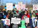 Environ 200 personnes se sont rassemblées devant le bureau du député de Gatineau Robert Bussière pour protester contre la loi québécoise sur la laïcité le 14 décembre 2021. 