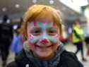 Sofia, 4 ans, de la région du Dniepr, au nord de Kiev, pose après s'être fait maquiller par des volontaires polonais à la gare principale, après avoir fui l'invasion russe de l'Ukraine à Cracovie, en Pologne, le 15 mars 2022.  